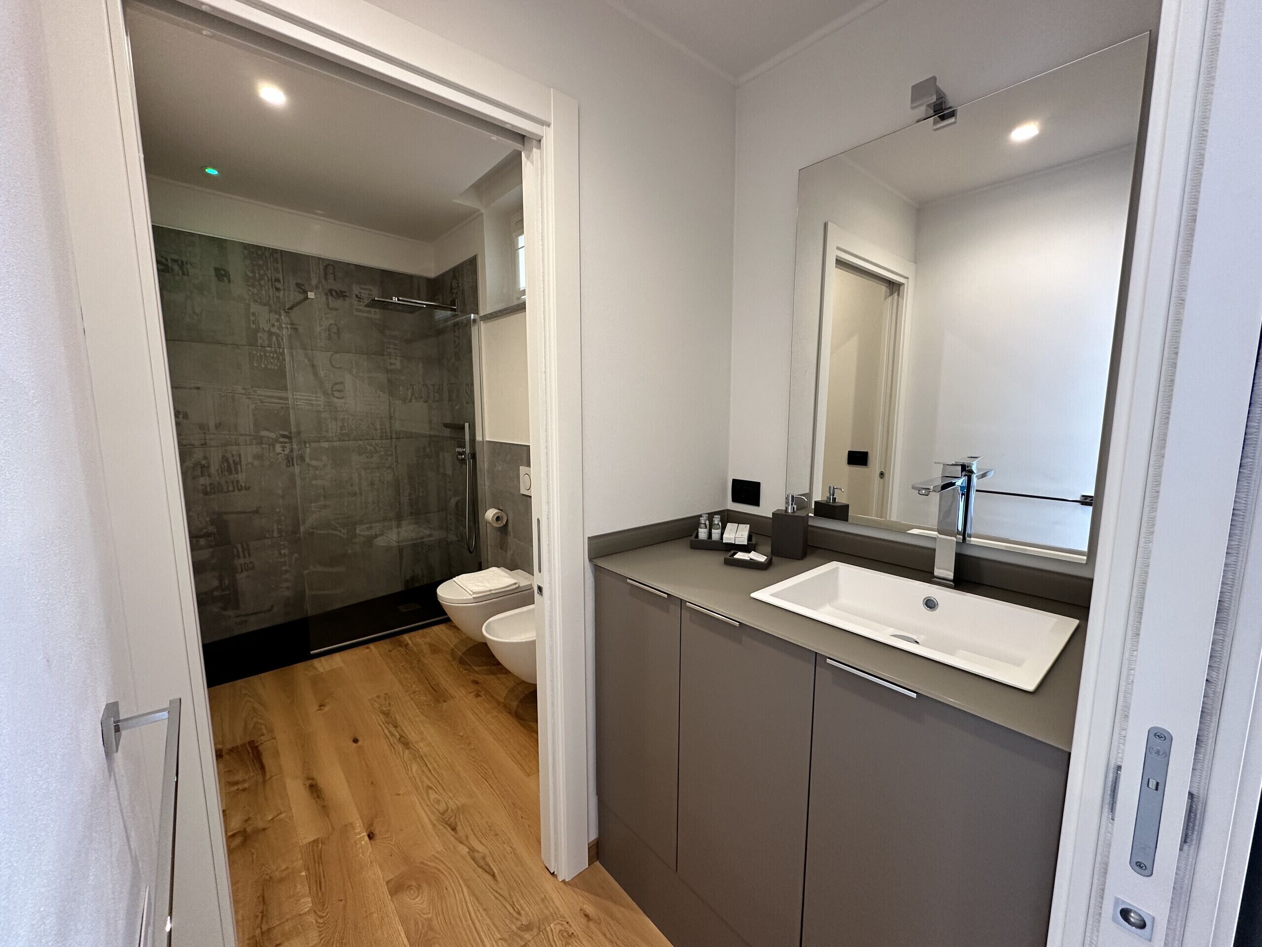 Dusj, hårføner, bidé og håndklær