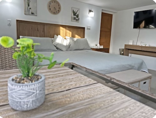 Charming studio in quiet, adorable location in Christ Church with WiFi, AC & TV.