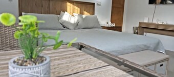 Charming studio in quiet, adorable location in Christ Church with WiFi, AC & TV.