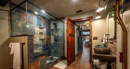 Exquisite rustic-contemporary 2 BR Artist Colony condo in a prime location