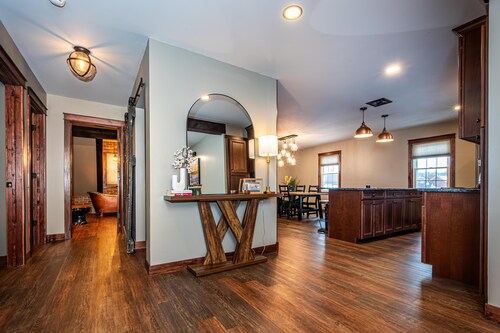 Exquisite rustic-contemporary 2 BR Artist Colony condo in a prime location