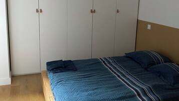 2 bedrooms, desk, iron/ironing board, WiFi