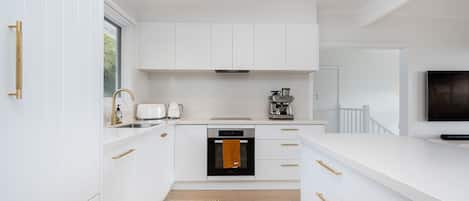 Frigorifero, microonde, forno, piano cottura