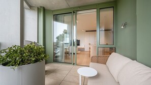 Smart TV, books - Osprey106 | Luxe Coastal Escape (Safety Beach)