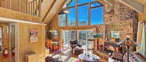 House, Multiple Beds, Patio, Mountain View (Bow N Arrow Lodge) | Living area