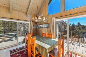 บ้านพัก, หลายเตียง, ลานระเบียง, วิวภูเขา (Bow N Arrow Lodge) | ร้านอาหาร