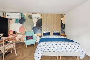 3 slaapkamers, een bureau, een strijkplank/strijkijzer, reisbedje