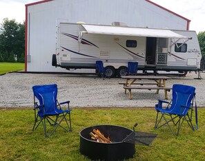 Outdoor dining - Grand Park RV Site, 8 min away! Westfield/Sheridan, for a convenient getaway! (Sheridan)