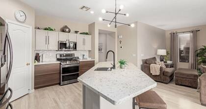 Resort-style 3-bedroom house with AC, WiFi, pool on golf course San Tan Valley