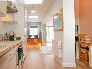 Private kitchen - Light Spacious Studio Apartment with Terrace (Guernsey)