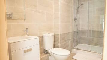 Douche, sĂšche-cheveux, serviettes fournies