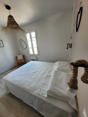 2 bedrooms, travel crib, free WiFi