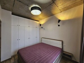 1 soverom, skrivebord, strykejern/-brett og wi-fi (inkludert)