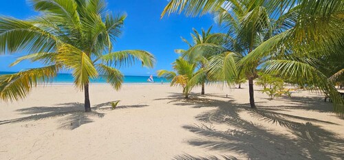 Private Villa 5BR A/C / 80m beach-restaurants-bars / private pool & garden /WIFI