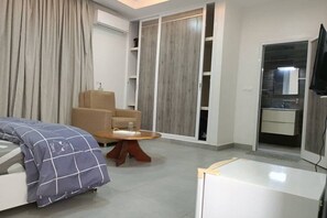 1 bedroom, iron/ironing board, free WiFi, bed sheets - Very spacious room with double bed, private bathroom and balcony (Thiès)