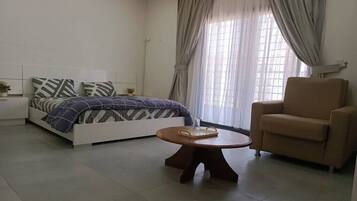 1 habitación, tabla de planchar con plancha, wifi gratis y ropa de cama