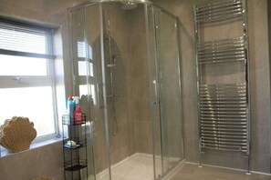 Shower - Spacious 5 Bed Home - Near M1, A5, Luton Airport (Central Bedfordshire)