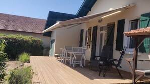 Outdoor dining - Family home for 10 people, 600 m from the ocean – large garden (Mimizan)
