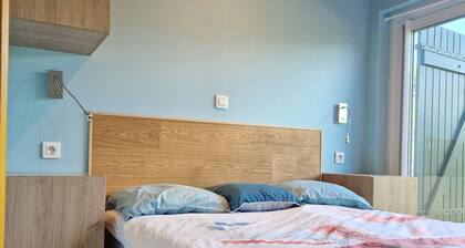 Family home for 10 people, 600 m from the ocean – large garden