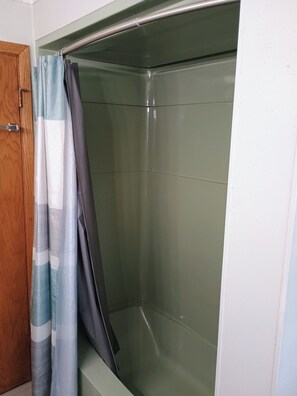 Chuveiro, toalhas de banho, sabonete, shampoo