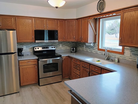 Fridge, microwave, oven, stovetop. Charming 3-bedroom Lake House with AC, WiFi in terrific Pick City