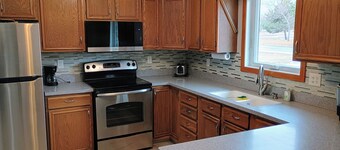 Charming 3-bedroom Lake House with AC, WiFi in terrific Pick City