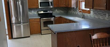 Réfrigérateur, micro-ondes, four, plaque de cuisson