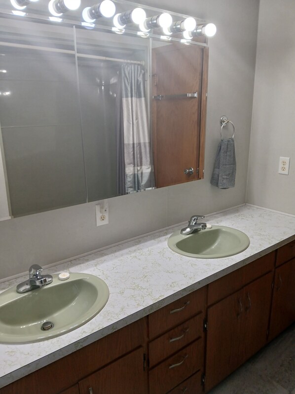 淋浴設備、提供毛巾、番梘、洗頭水