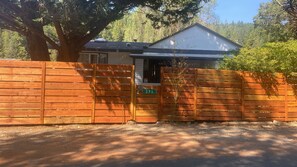 Exterior - Riverfront 3-bedroom house with AC, WiFi on the avenue of the Giants (Phillipsville)