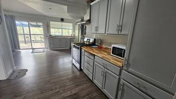 Micro-ondes, four, plaque de cuisson, lave-vaisselle