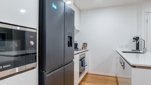 Geladeira, micro-ondas, fogão, cooktop