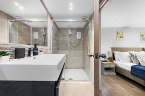 Secadora de cabello, toallas, jabón, papel de baño