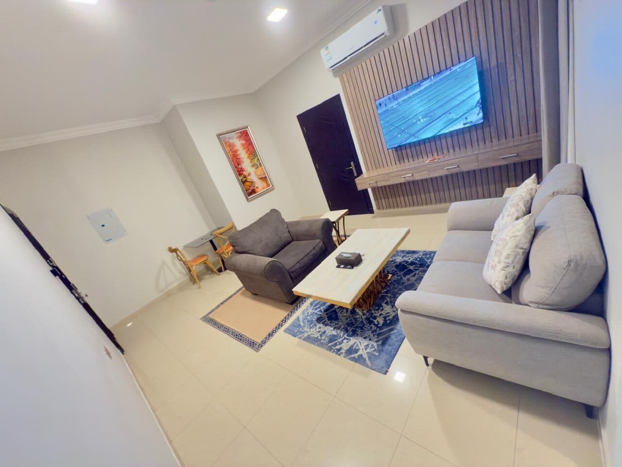 Habitación triple Deluxe | Zona de estar | Smart TV de 56 pulgadas con canales por satélite, una impresora