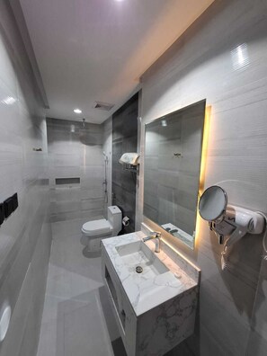 ไดร์เป่าผม, รองเท้าสวมภายในห้อง, ผ้าเช็ดตัว, สบู่