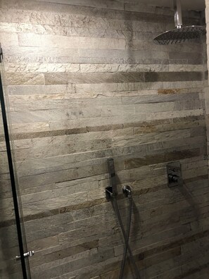 Een douche, een haardroger, handdoeken, zeep