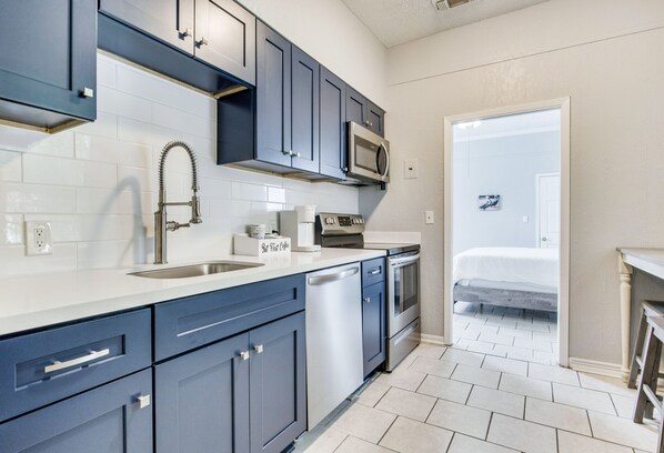 Private kitchen - Charming 1-bedroom house in Pensacola close to downtown (Pensacola)