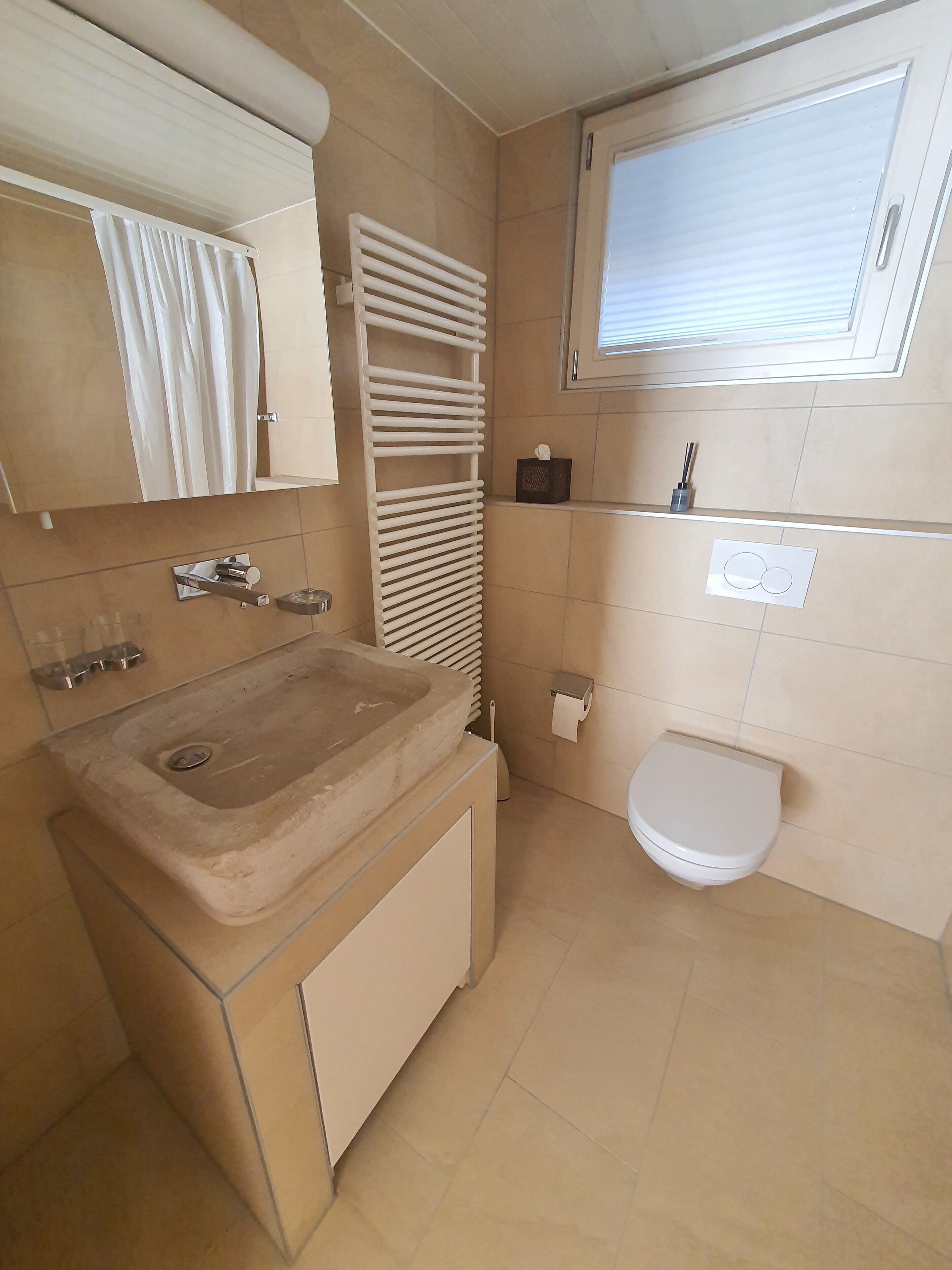 Sèche-cheveux, serviettes fournies, savon, papier toilette