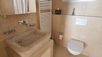 Haartrockner, Handtücher, Seife, Toilettenpapier