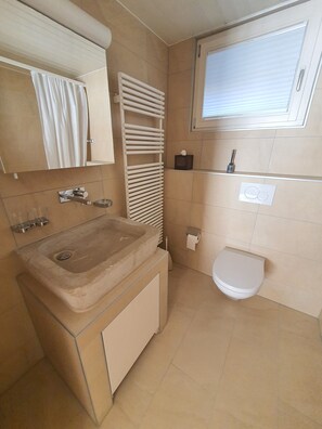 ヘアドライヤー、タオル、石鹸、トイレットペーパー