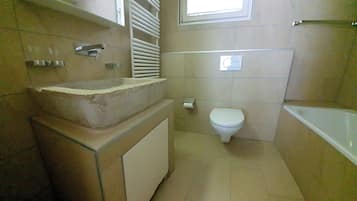 Secador de pelo, toallas, jabón, papel higiénico