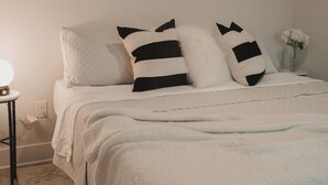 1 غرفة نوم وخزنة داخل الغرفة ومكتب ومكواة/لوح كي