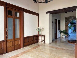 Studio Confort, patio, vue jardin | Coffres-forts dans les chambres, bureau