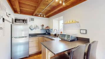Réfrigérateur, micro-ondes, plaque de cuisson, cafetiÚre/bouilloire