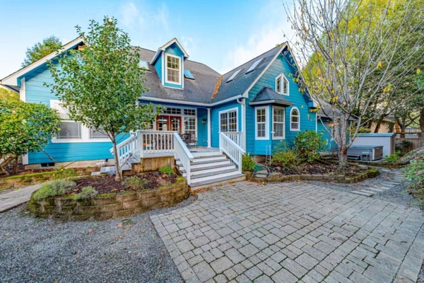 Spacious fenced back yard with patio/hot tub