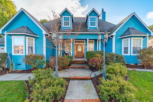 Dog-friendly, riverfront home on a cliff w/river views, private hot tub.