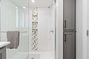 Dusche, Haartrockner, Handtücher, Seife