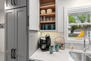 Interior - South Endzone Suite - 5 min walk to Lambeau, 4 BR/2 BA, Pool table, Foosball (Ashwaubenon)