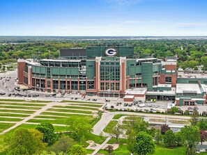 Exterior - South Endzone Suite - 5 min walk to Lambeau, 4 BR/2 BA, Pool table, Foosball (Ashwaubenon)