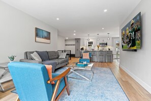 Smart TV, table football - South Endzone Suite - 5 min walk to Lambeau, 4 BR/2 BA, Pool table, Foosball (Ashwaubenon)