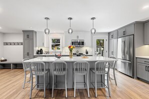 Fridge, microwave, oven, stovetop - South Endzone Suite - 5 min walk to Lambeau, 4 BR/2 BA, Pool table, Foosball (Ashwaubenon)